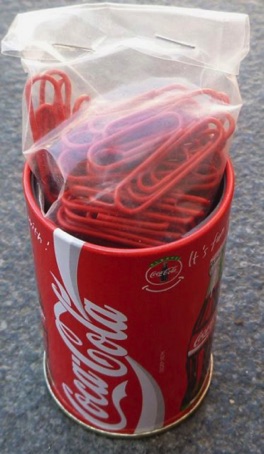 2218-14 coca cola blikje met paperclips € 2,00.jpeg